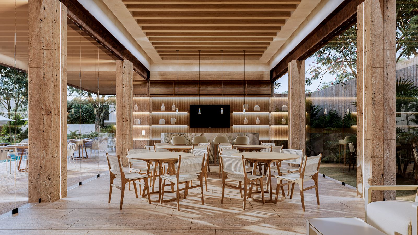Terraza techada de la casa club, con mesas y sillas de madera